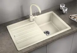Mətbəx fotoşəkilində drenaj ilə lavabo