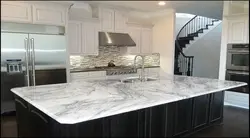 Ошхона хокистарӣ бо акс countertop мармар