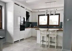 Derazada qalam qutisi bo'lgan oshxonalar fotosurati