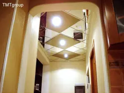 Koridorda tavandakı güzgü fotoşəkili