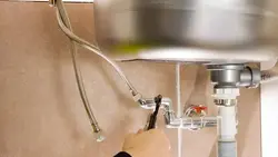 Акси шланги раковинаи ошхона