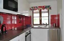 Mətbəx fotoşəkilindəki pəncərənin yanındakı plitələr