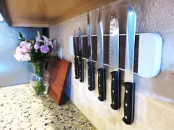 Магнит для ножей фото на кухне