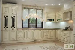Qızıl patina fotoşəkili olan ağ mətbəxlər