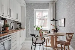 Kiçik bir mətbəx fotoşəkilində boz divar kağızı