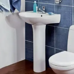 Vanna otağı fotoşəkilində ayaqları ilə lavabo