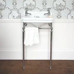Hammom fotosuratida oyoqlari bilan lavabo