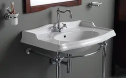 Vanna otağı fotoşəkilində ayaqları ilə lavabo