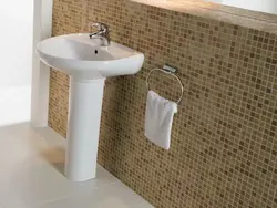 Vanna otağı fotoşəkilində ayaqları ilə lavabo