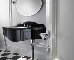 Vanna otağı fotoşəkilində ayaqları ilə lavabo