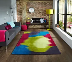 Qonaq otağı fotoşəkilində divan üçün xalça