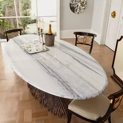 Oshxonadagi fotosuratda oq oval stol