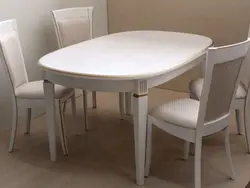 Белый овальный стол на кухне фото