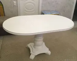 Mətbəx fotoşəkilində ağ oval masa