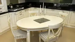 Белый овальный стол на кухне фото