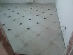 Oshxona fotosuratidagi diagonal plitkalar