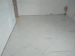 Ас үй фотосуретіндегі диагональды плиткалар