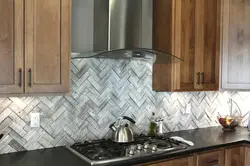 Mətbəx backsplash şəkil üçün herringbone plitələr