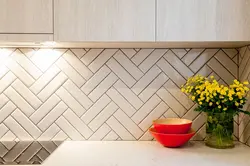 Oshxona uchun backsplash fotosurat uchun balıksırtı plitkalar