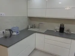 Inteqrasiya edilmiş tutacaqları olan mətbəx ağ fotoşəkil