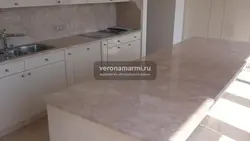 Bej marmar oshxona stol usti fotosurati