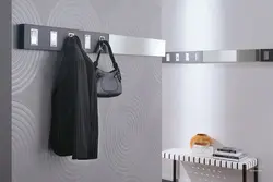 Панэль з гаплікамі ў пярэднім пакоі.