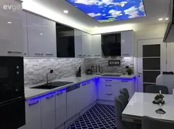 Mətbəx fotoşəkilindəki boz asma tavan
