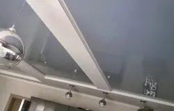 Oshxonadagi fotosuratda kulrang to'xtatilgan ship