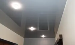 Ас үй фотосуретіндегі сұр аспалы төбе