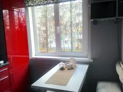 Muzlatgich oshxonadagi fotosuratda oynani yopadi