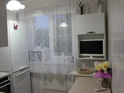 Холодильник Закрывает Окно На Кухне Фото