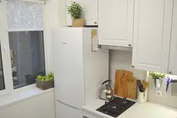 Холодильник закрывает окно на кухне фото