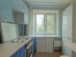 Холодильник закрывает окно на кухне фото