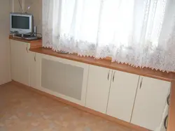 Muzlatgich oshxonadagi fotosuratda oynani yopadi