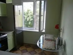 Тоңазытқыш ас үй фотосуретіндегі терезені жабады