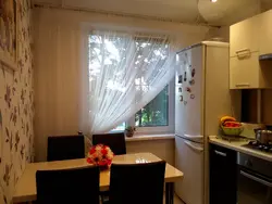 Холодильник закрывает окно на кухне фото