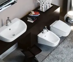 Küvet və lavabo arasındakı tualet fotoşəkili