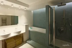 Küvet və lavabo arasındakı tualet fotoşəkili