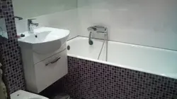 Küvet və lavabo arasındakı tualet fotoşəkili