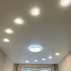 Tavan fotoşəkildə mətbəxdə nöqtələr