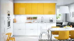 Sarı önlük fotoşəkili olan ağ mətbəx