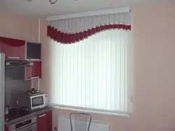 Mətbəx fotoşəkili üçün pərdələr üzərində pərdələr