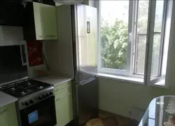 Кутняя кухня халадзільнік каля акна фота