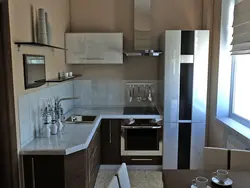 Терезедегі Бұрыштық Ас Үйдегі Тоңазытқыш Фотосурет