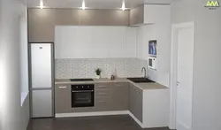 Угловая кухня холодильник у окна фото
