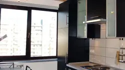 Терезедегі бұрыштық ас үйдегі тоңазытқыш фотосурет