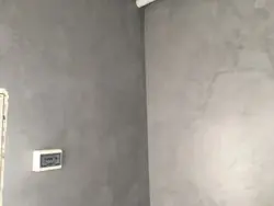Koridorda devorlar uchun mikrotsement fotosurati