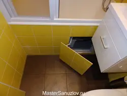 Plitka ostidagi vannaning ostidagi lyuk fotosurati
