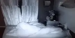 Жатын бөлмесіндегі фотосуреттегі жасырын камера