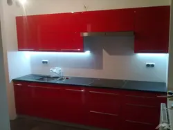 Qırmızı tezgah fotoşəkili olan bir mətbəxin fotoşəkili